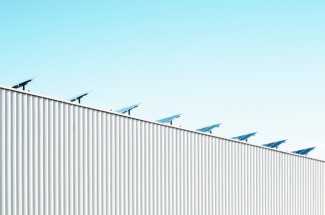 Commercial Seamless Gutters: Industrial Gutter Systems, Drainage, and Maintenance for Warehouses